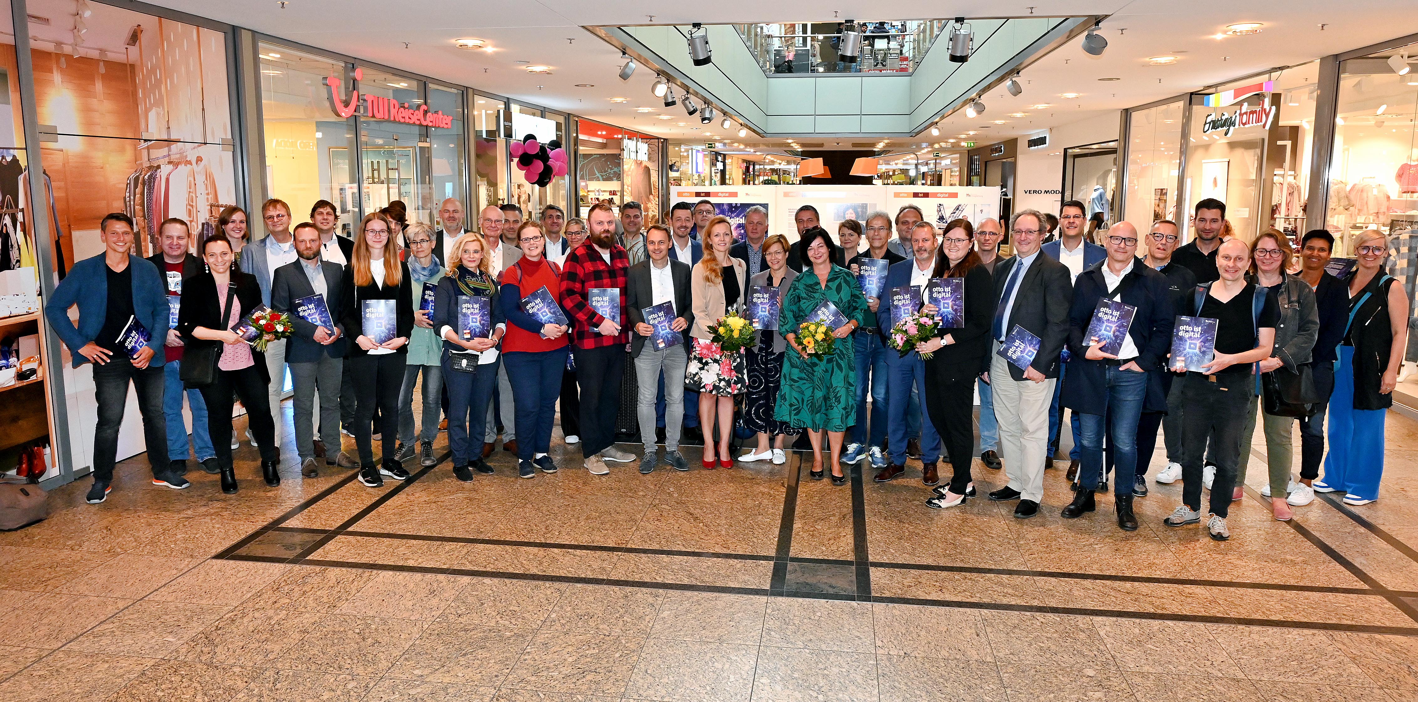 Ausstellungseröffnung - Foto Uli Lücke